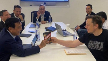 Luhut memberikan Elon permen Kopiko