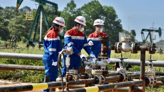 Perwira Pertamina dalam mengejar target produksi migas.