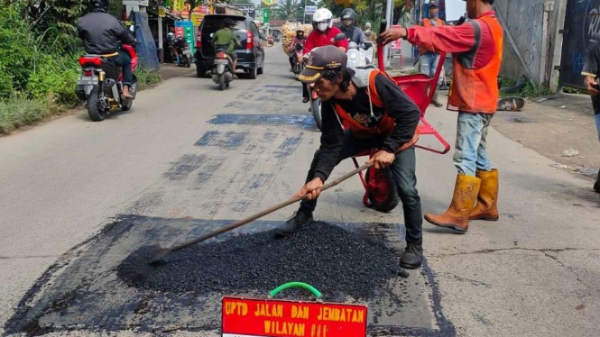 Perbaikan jalan di Kabupaten Tangerang.