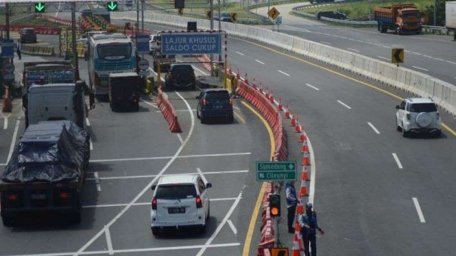 Volume kendaraan yang mengarah ke Tol Cisumdawu.