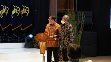 Menkumham Yasonna H. Laoly (Kiri) bersama Plt. Dirjen Kekayaan Intelektual Razil saat meluncurkan IP Market Place dan Logo Indikasi Geografis pada Puncak Peringatan Hari Kekayaan Intelektual Sedunia Tahun 2022 di Graha Pengayoman, Selasa, 26 April 2022.