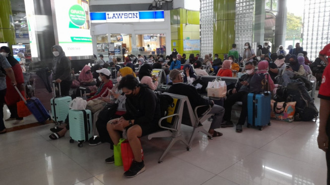 Suasana penumpang kereta api di Stasiun Gambir. (Ilustrasi).