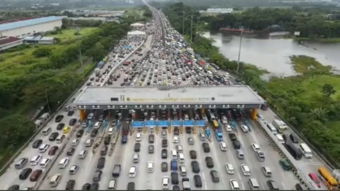 Gerbang Tol Utama Cikampek saat Mudik Lebaran 2022