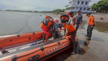 Petugas SAR melakukan pencarian pemudik hilang di Selat Bali