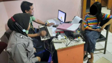 Riski Amelia, pelajar SMP yang mengaku diculik saat di kantor polisi.