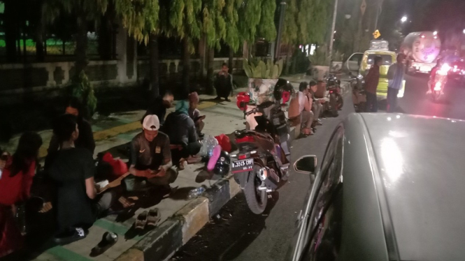 Pemudik beristirahat sahur di depan kantor DPRD Cilegon, Banten