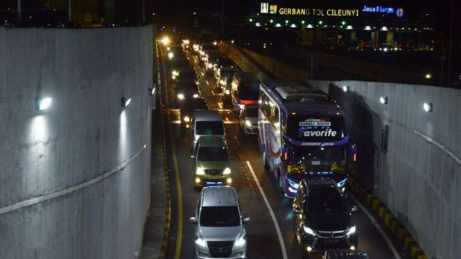 Antrean kendaraan pemudik di pintu keluar Gerbang Tol Cileunyi, Kabupaten Bandun