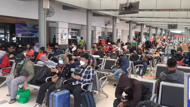Pemudik padati Stasiun Pasar Senen