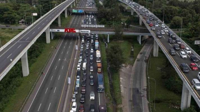 Ruas jalan tol Jakarta-Cikampek.