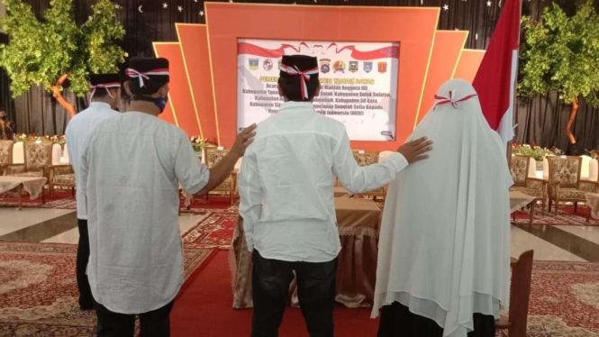 Sejumlah warga Sumatera Barat yang tercatat sebagai anggota teroris kelompok NII, Jumat, 29 April 2022, mengikuti prosesi pencabutan baiat dan pengucapan sumpah setia kembali kepada NKRI dan Pancasila.