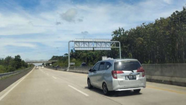 Kondisi sepi di ruas Jalan Tol Trans-Sumatera (JTTS) menuju Gerbang Tol Bakauheni Selatan, Jumat, 29 April 2022.