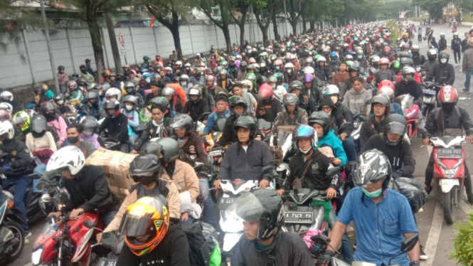 Antrean panjang menuju Pelabuhan Merak saat puncak arus mudik Lebaran 2022.