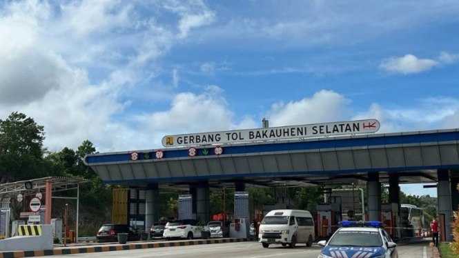 Suasana arus lalu lintas di Gerbang Tol Bakauheni Selatan, Tol Trans Sumatera. 