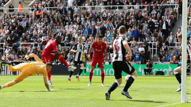 Momen Keita mencetak gol ke gawang Newcastle