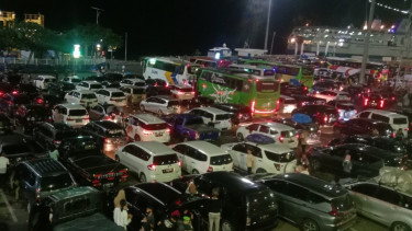 Kendaraan pemudik di Pelabuhan Merak Sabtu malam 30 April 2022.