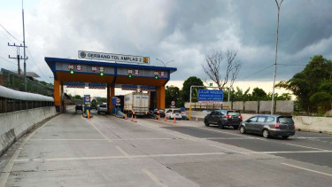 Aktivitas kenderaan bermotor meninggalkan Kota Medan melalui gerbang tol Amplas.