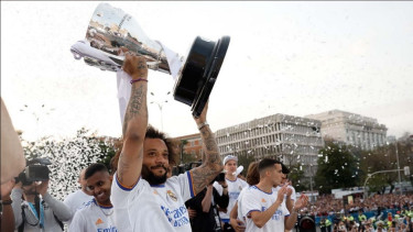 Bek Real Madrid, Marcelo, mengangkat trofi LaLiga 2021/22.