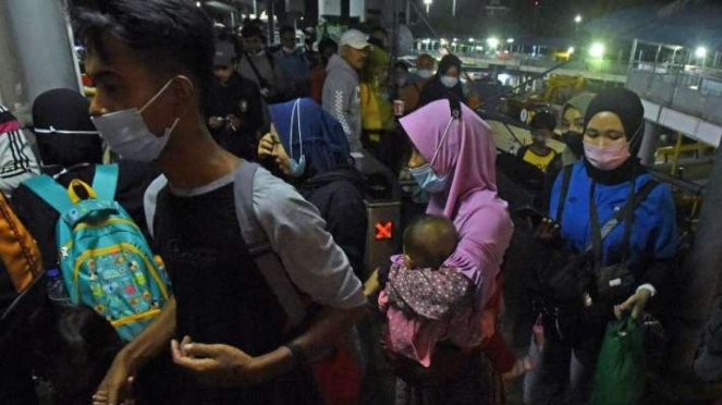 Sejumlah pemudik pejalan kaki antre masuk ke kapal 