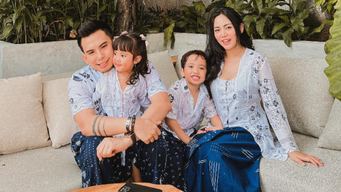 Rachel Vennya, Niko Al Hakim dan kedua anak mereka.