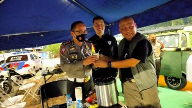 Dirlantas PMJ Kombes Sambodo terima sumbangan makanan ringan