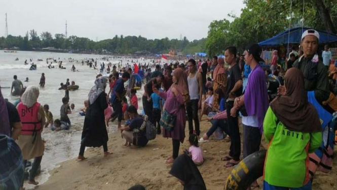 Pantai Carita dipadati pengunjung (Foto Lama)