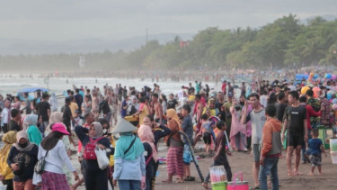 wisatawan memenuhi pantai pangandaran