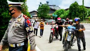 6 Pria Pemotor yang hendak menerobos tol Amplas saat diamankan petugas polisi.
