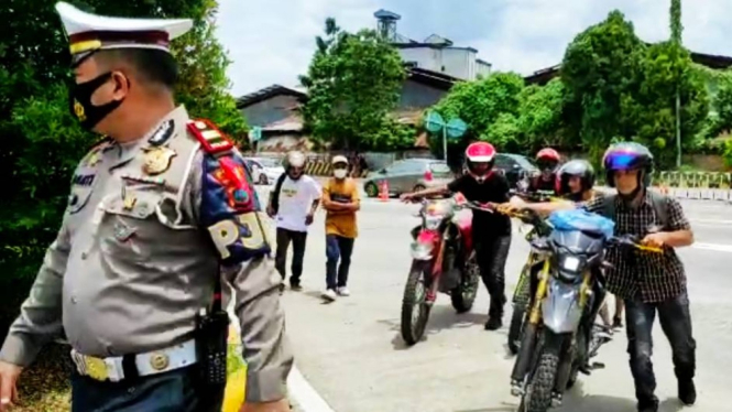 6 Pria Pemotor yang hendak menerobos tol Amplas saat diamankan petugas polisi.