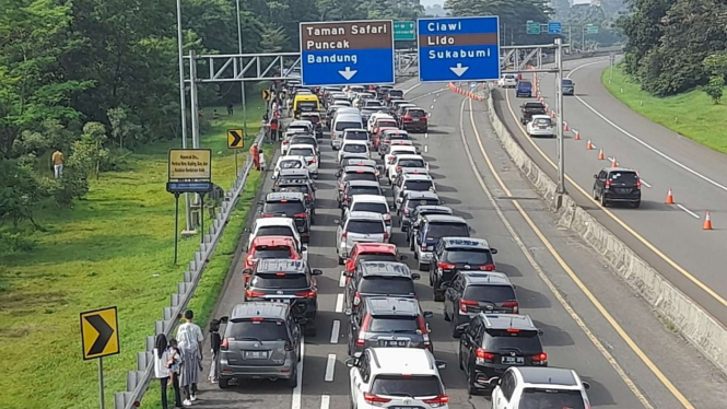 Arus lalu lintas menuju Puncak, Bogor, Jawa Barat.