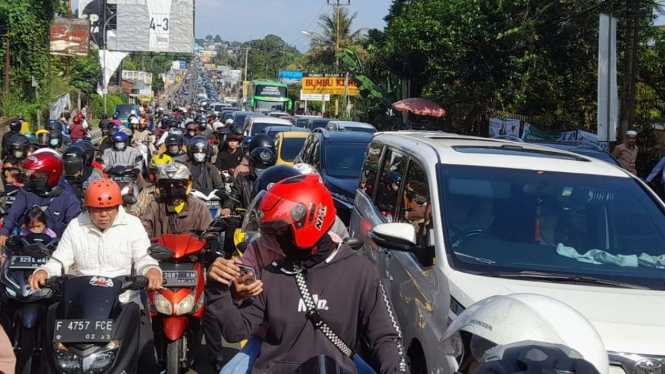 Arus kendaraan di kawasan Puncak, Bogor, Jawa Barat.