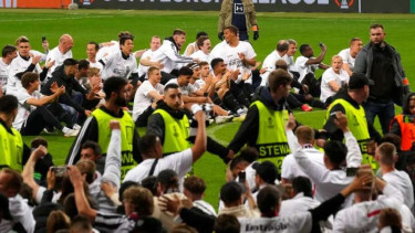 Pemain Eintracht Frankfurt rayakan keberhasilan lolos ke final Liga Europa.