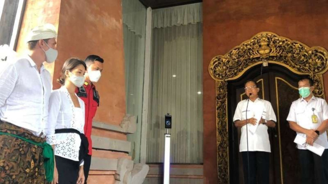 Gubernur Bali I Wayan Koster bersama WNA yang dideportasi