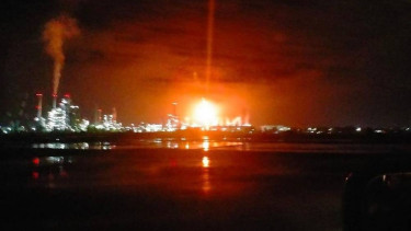 Nyala api di sekitar Kilang Pertamina Unit VI Balongan