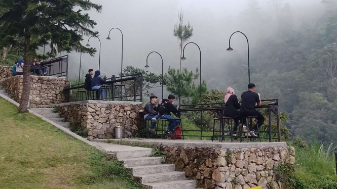 Wisatawan menikmati kuliner di tepi lembah Gunung Ungaran.