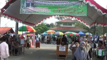 Warga saat berziarah ke makam Kiyai Asy'ari  pada perayaan Syawalan di Kendal.