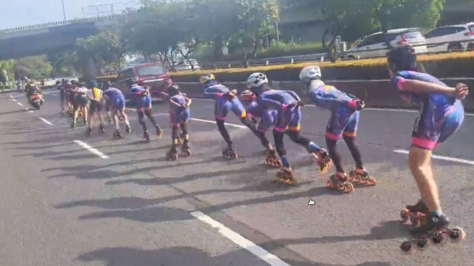 Aksi warga dengan sepatu roda di jalan raya.