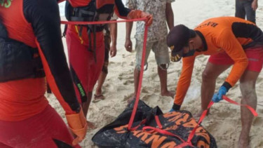 Petugas Basarnas evakuasi jenazah di Pantai Suwehan, Nusa Penida, Bali.