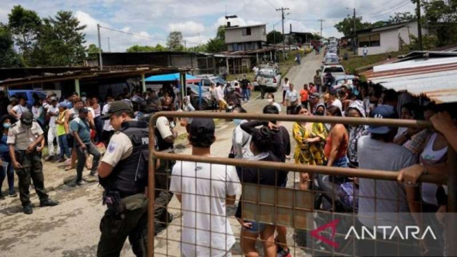 Keluarga narapidana di luar penjara Santo Domingo de los Tsachilas Ekuador