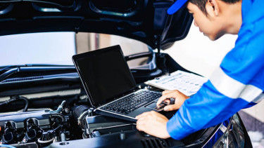 Ilustrasi tune up mesin mobil.