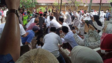 Suasana pemakaman Lily Wahid di Pesantren Tebuireng Jombang.