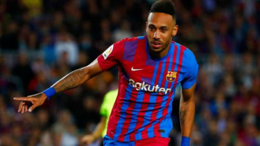 Striker Barcelona, Pierre-Emerick Aubameyang rayakan gol.
