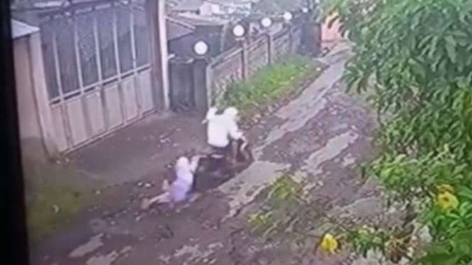 Seorang siswi SMA di Bogor terseret oleh pelaku jambret.