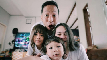 Ringgo Agus bersama Sabai Morscheck dan kedua anaknya