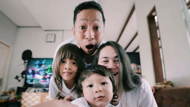 Ringgo Agus bersama Sabai Morscheck dan kedua anaknya