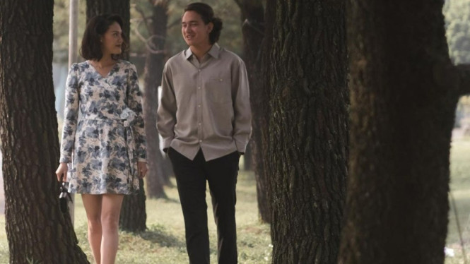 Della Dartyan dan Adipati Dolken di film Kambodja.