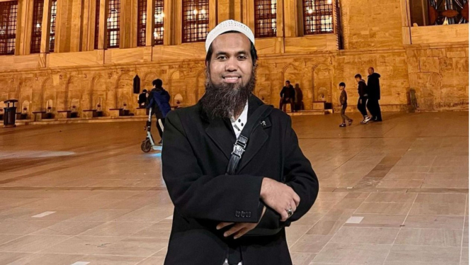 Saktia Ari Seno/Ustaz Salman Al Jugjawy