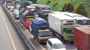 Jalan Tol Semarang ABC macet total sepanjang hampir 10 kilometer.