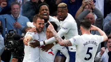 Pemain Tottenham Hotspur rayakan gol Harry Kane ke gawang Arsenal