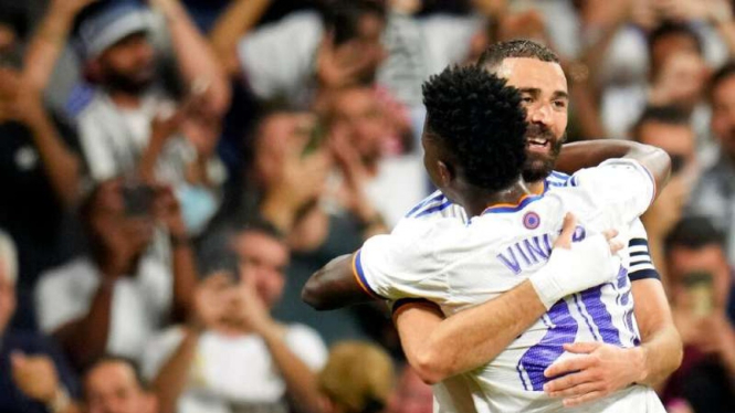 Karim Benzema dan Vinicius Junior rayakan gol.