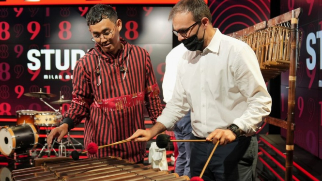 Pemain AC Milan saat bermain angklung 